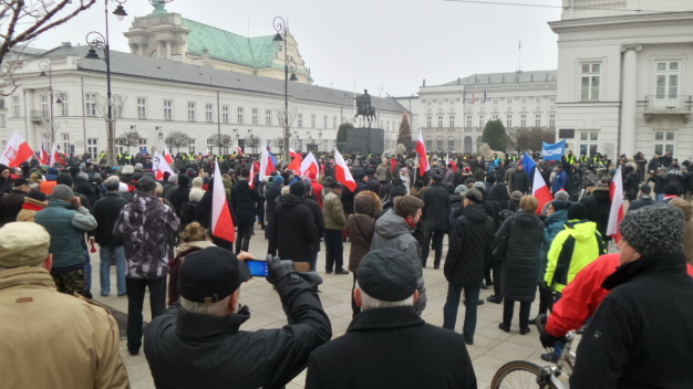 Manifestanci wracają przed Sejm. Trakt Królewski zablokowany, tramwaje na objazdach